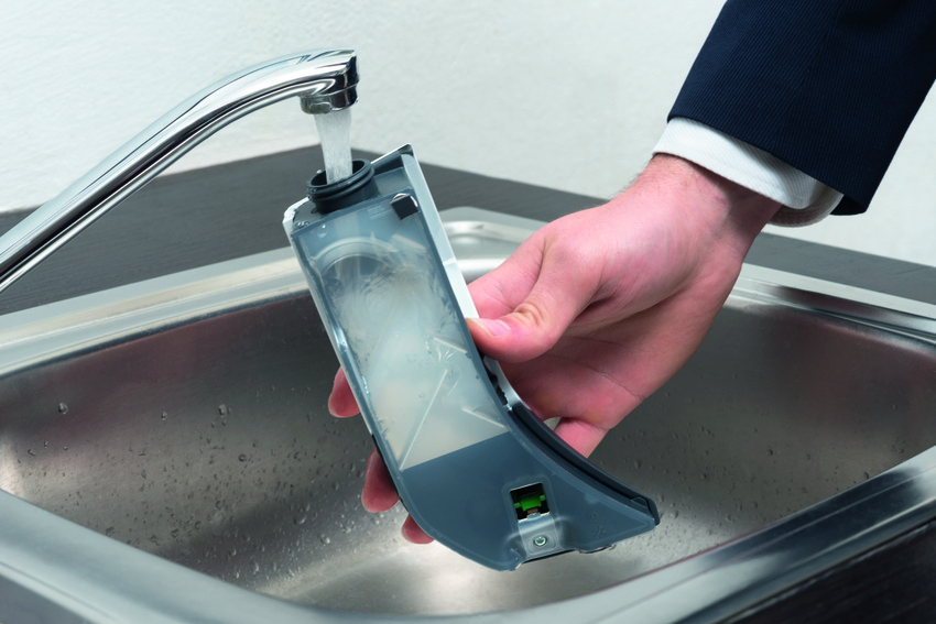 Kobold_filling_water_into_tank_2290-scr.jpg